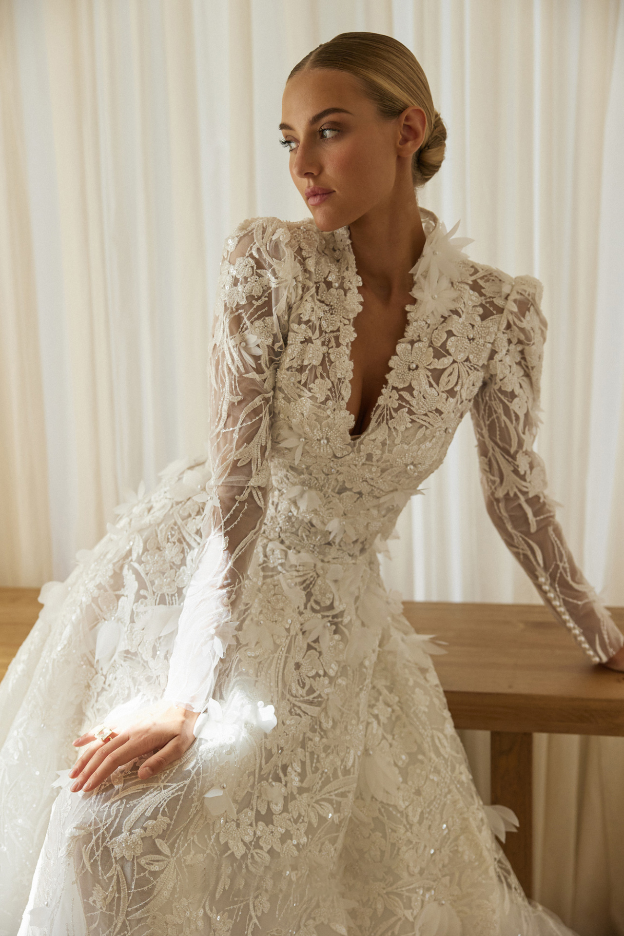 Пышное свадебное платье из роскошного цветочного кружева с болеро фото