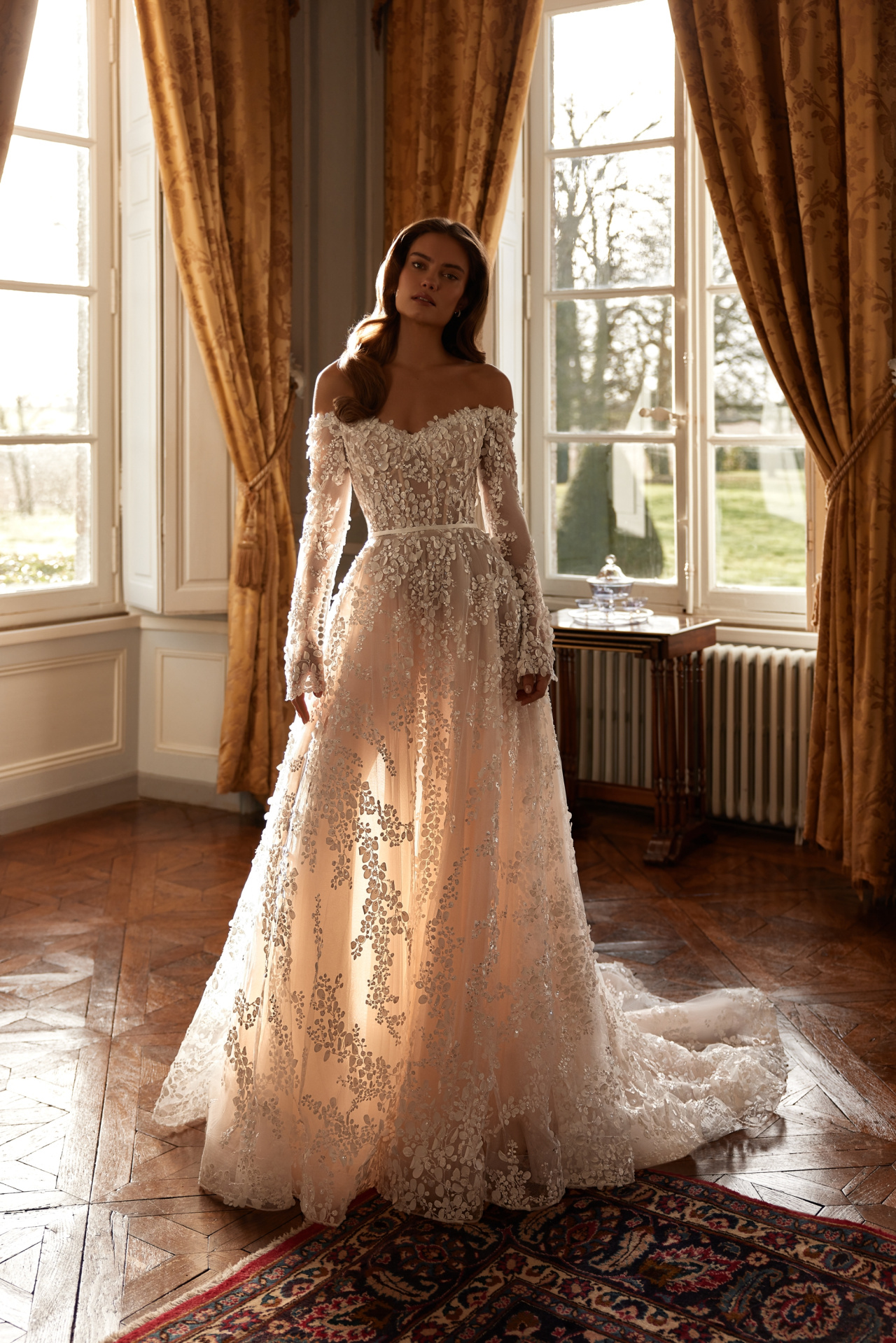 Роскошное свадебное платье с рукавами и открытыми плечами фото