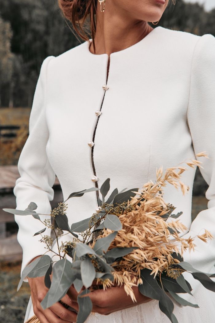 Белый жакет с длинным рукавом