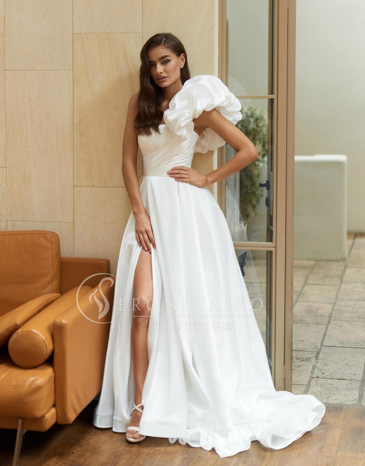 Красивое свадебное платье с буфом на плече фото