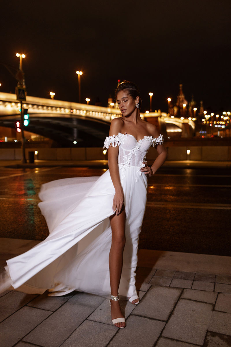 Легкое свадебное платье с декором из объемных цветов фото