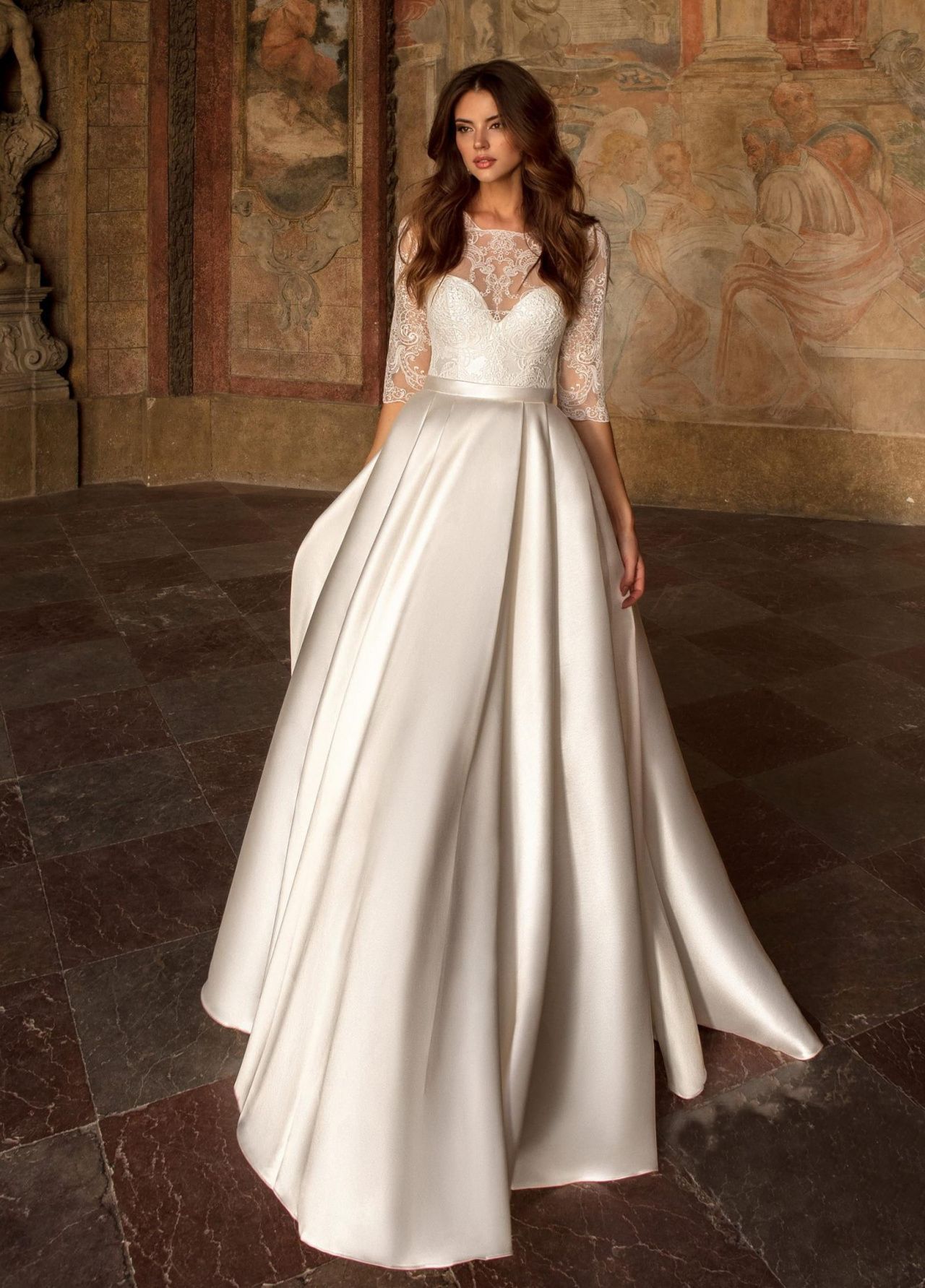 Классическое свадебное платье с атласной юбкой фото