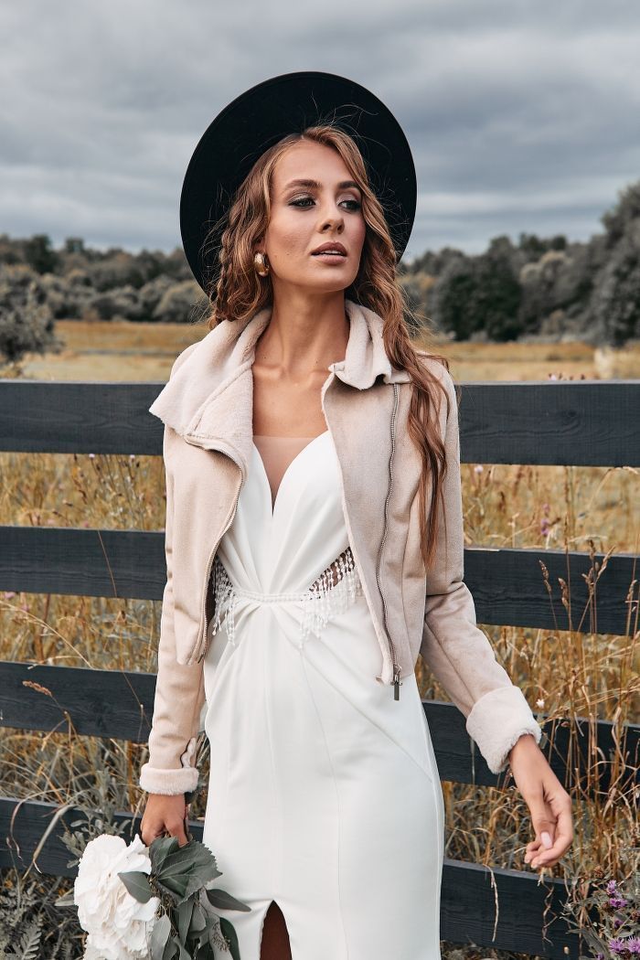 Бежевая короткая дубленка