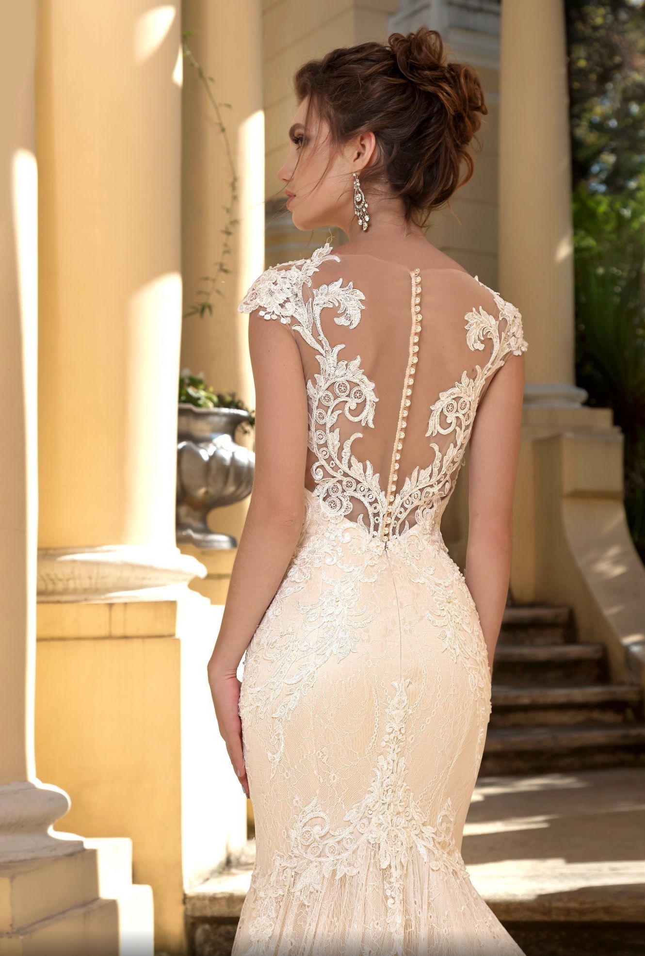 Кружевная русалка с красивым декольте фото