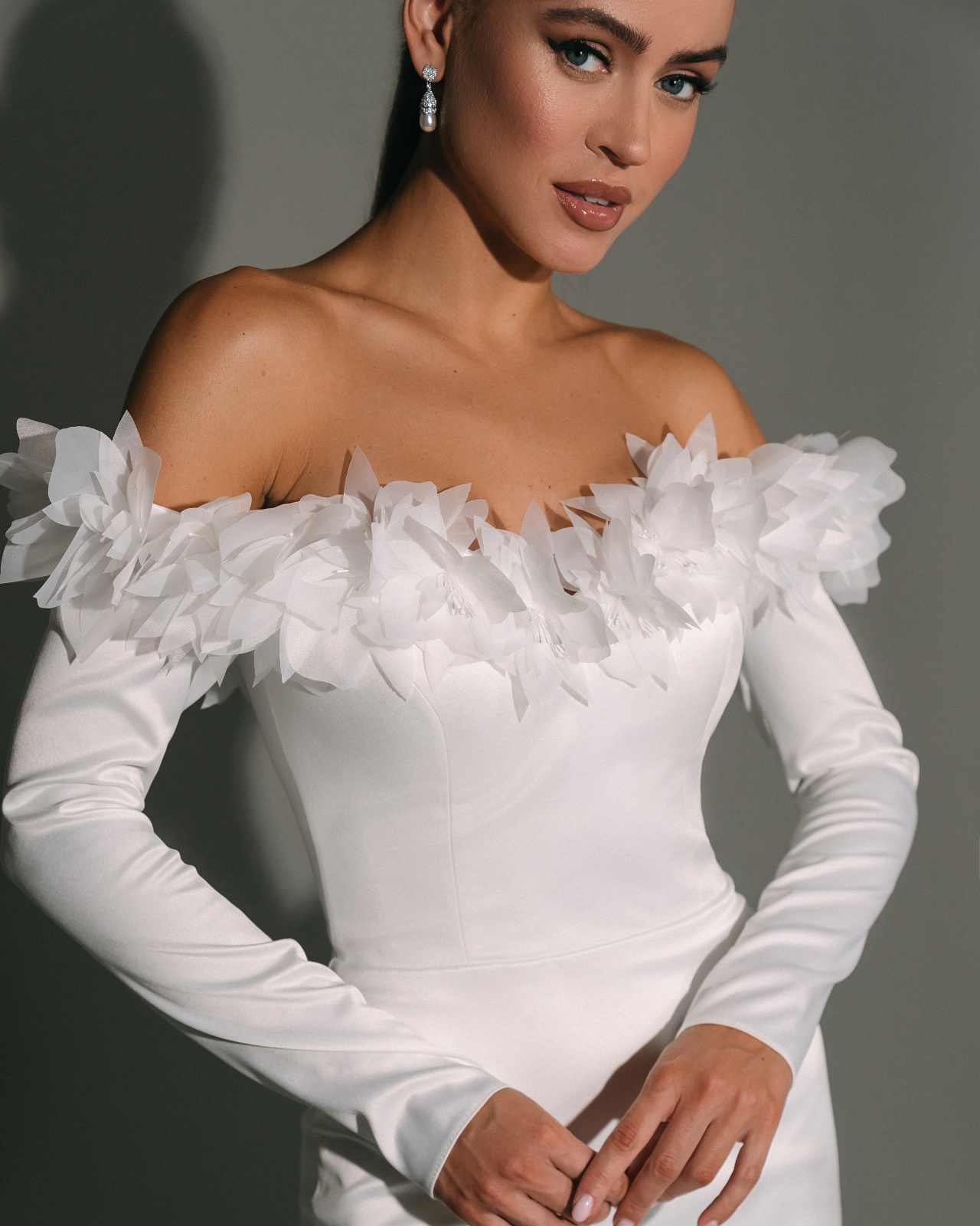 Свадебное платье мини с декором из 3Д цветов фото