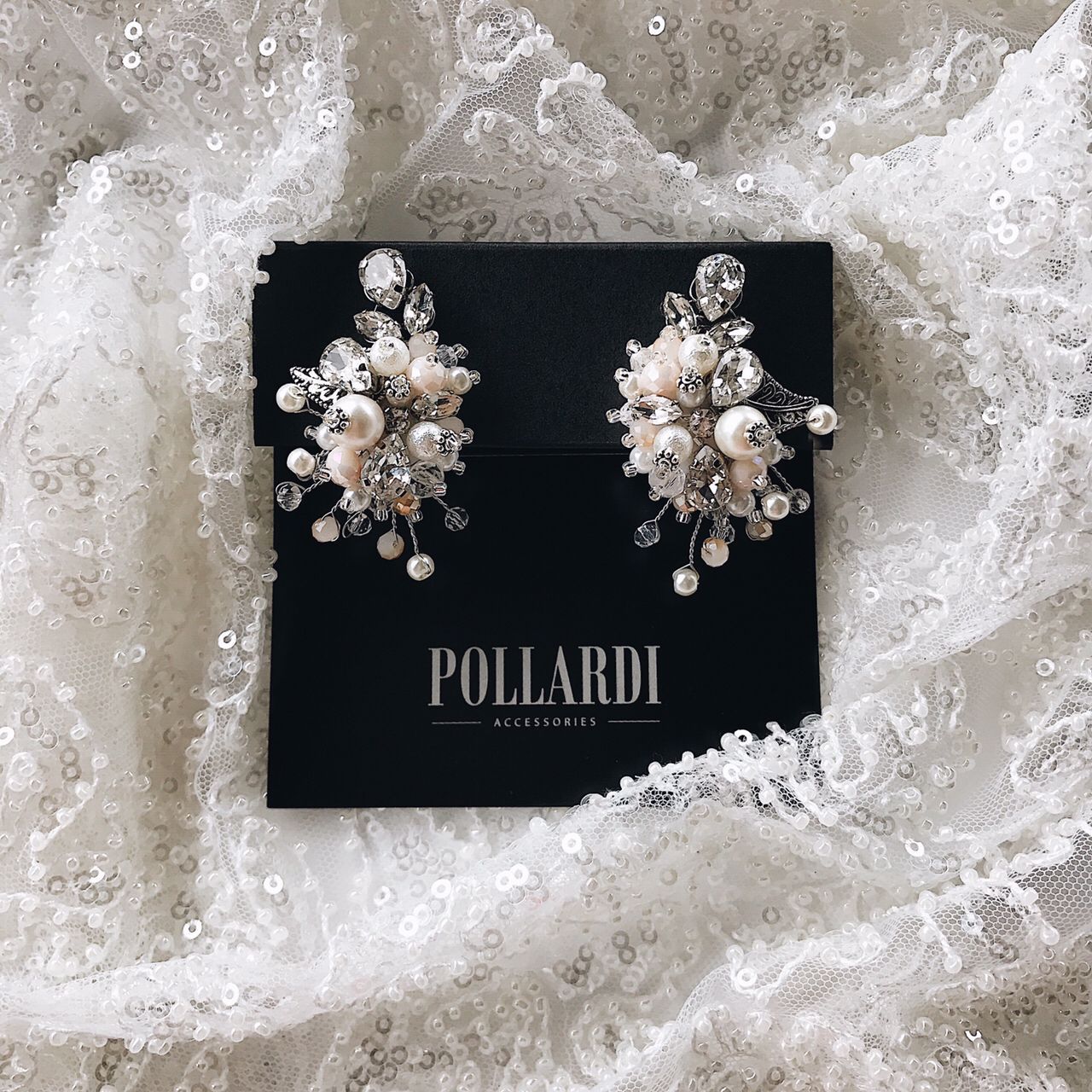 Изящные серьги с жемчугом и кристаллами фото