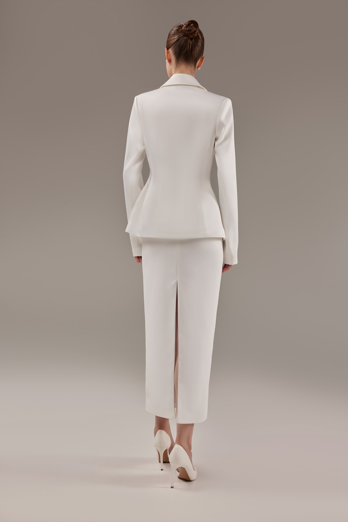 Свадебный костюм из атласа с юбкой-карандаш фото