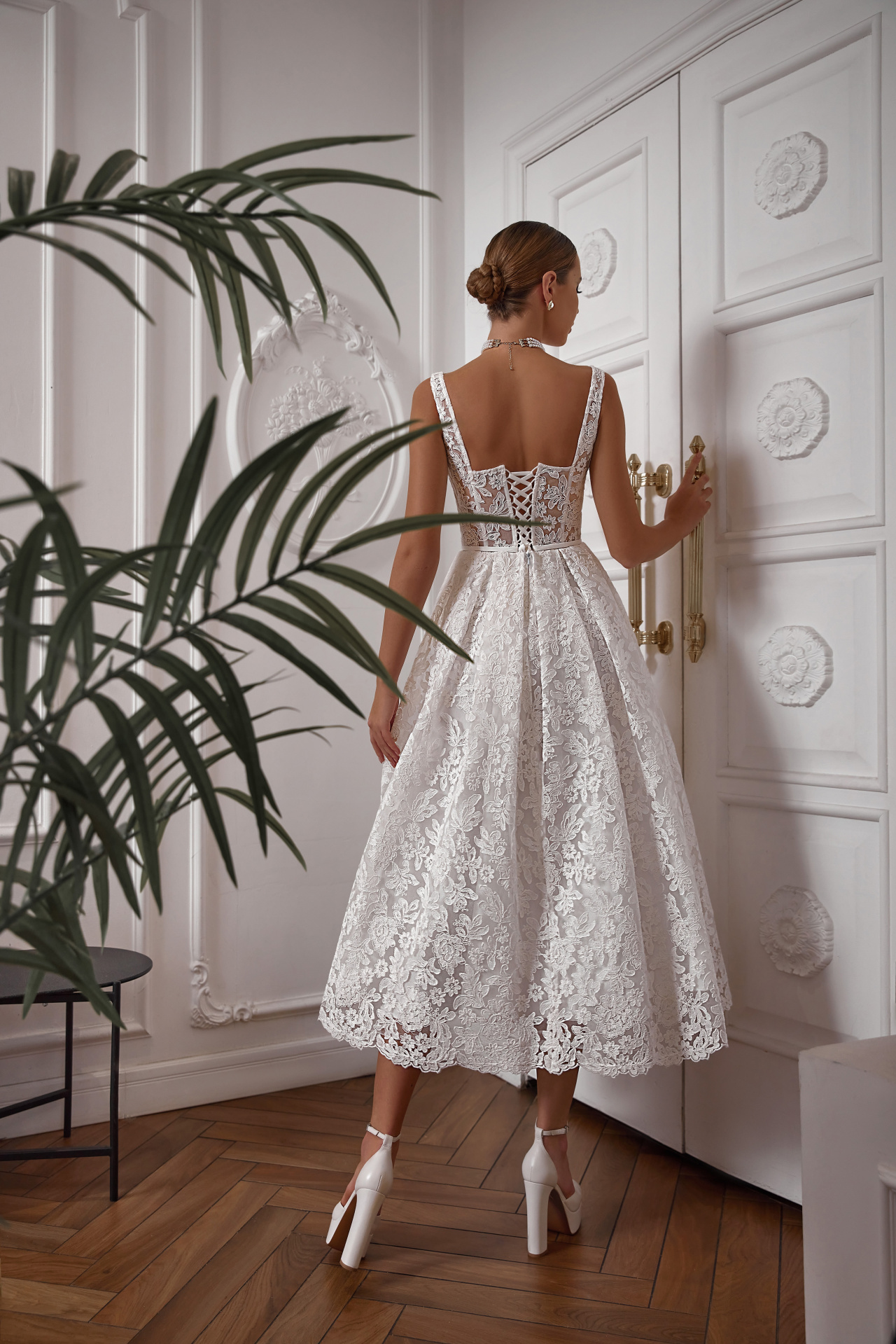 Кружевное белое свадебное платье миди фото