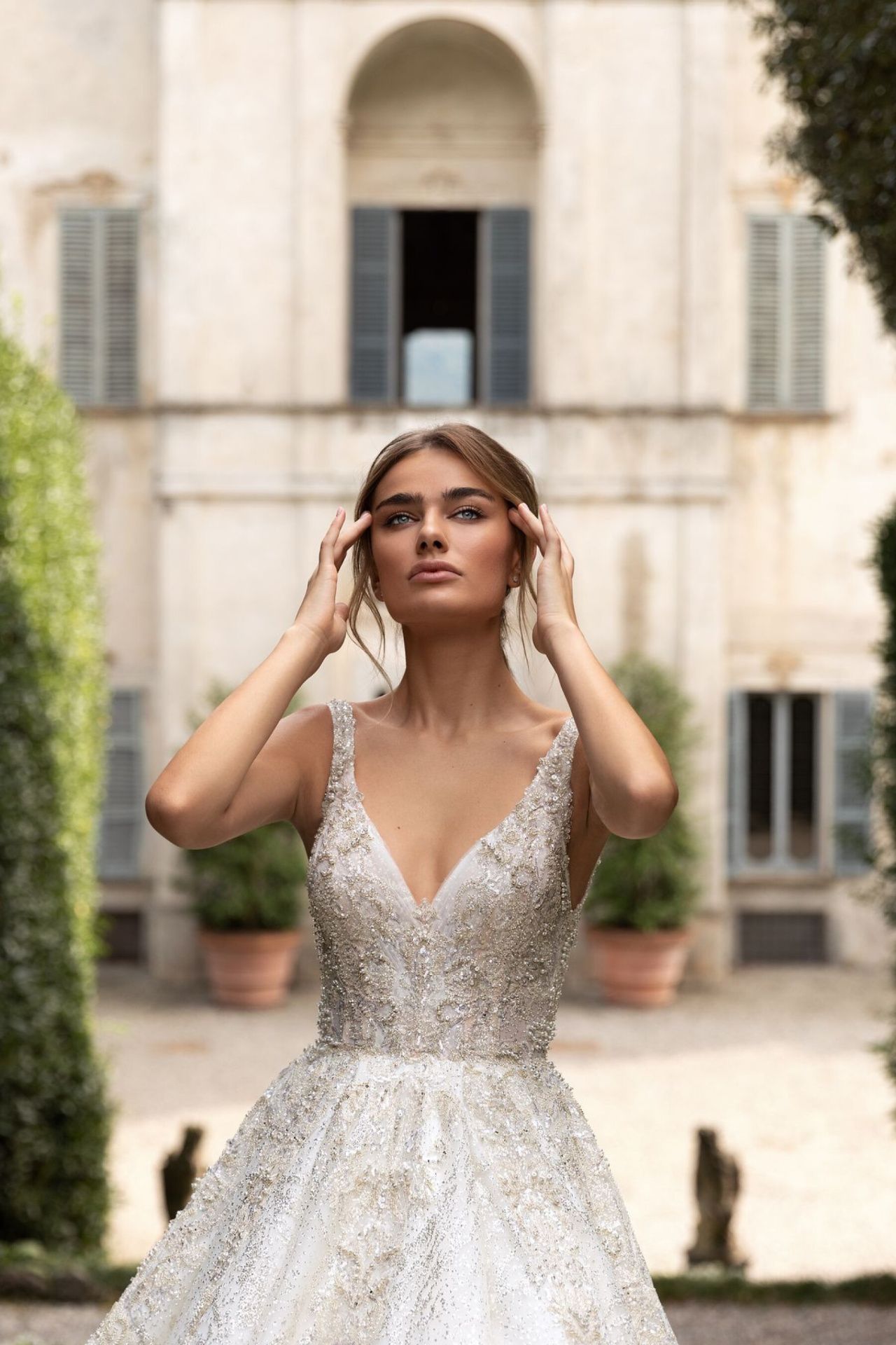 Роскошное свадебное платье с длинным шлейфом фото