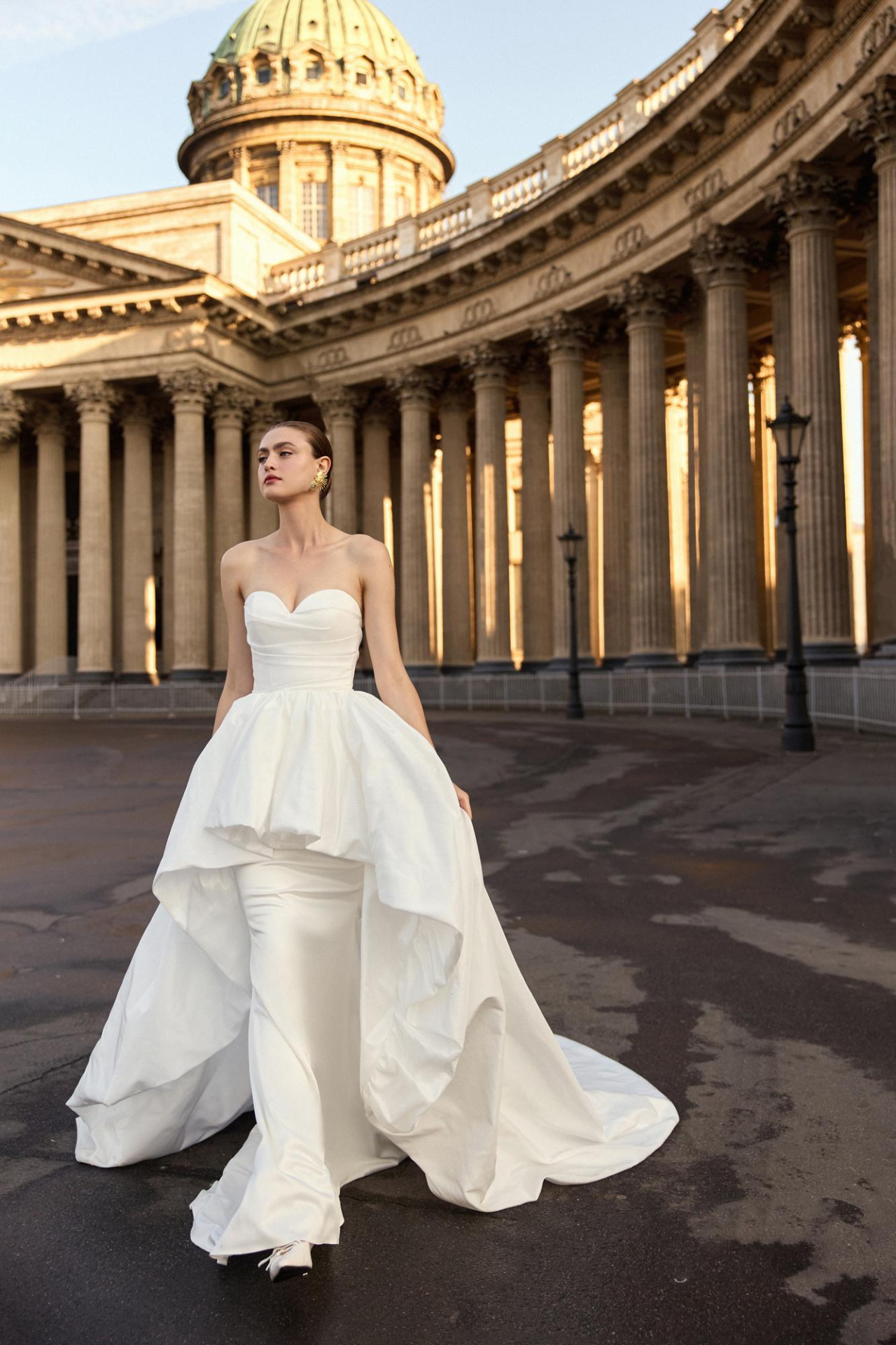 Стильное свадебное платье с необычной юбкой фото