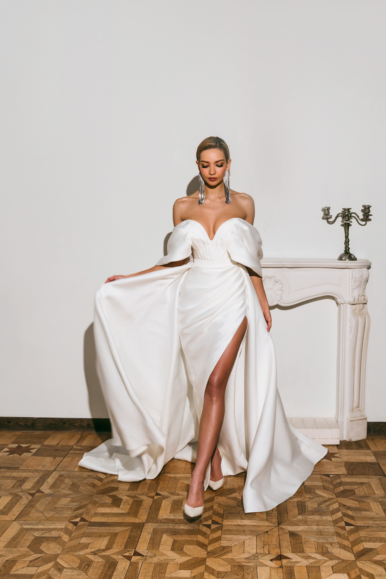 Лаконичное свадебное платье со спущенными плечиками фото