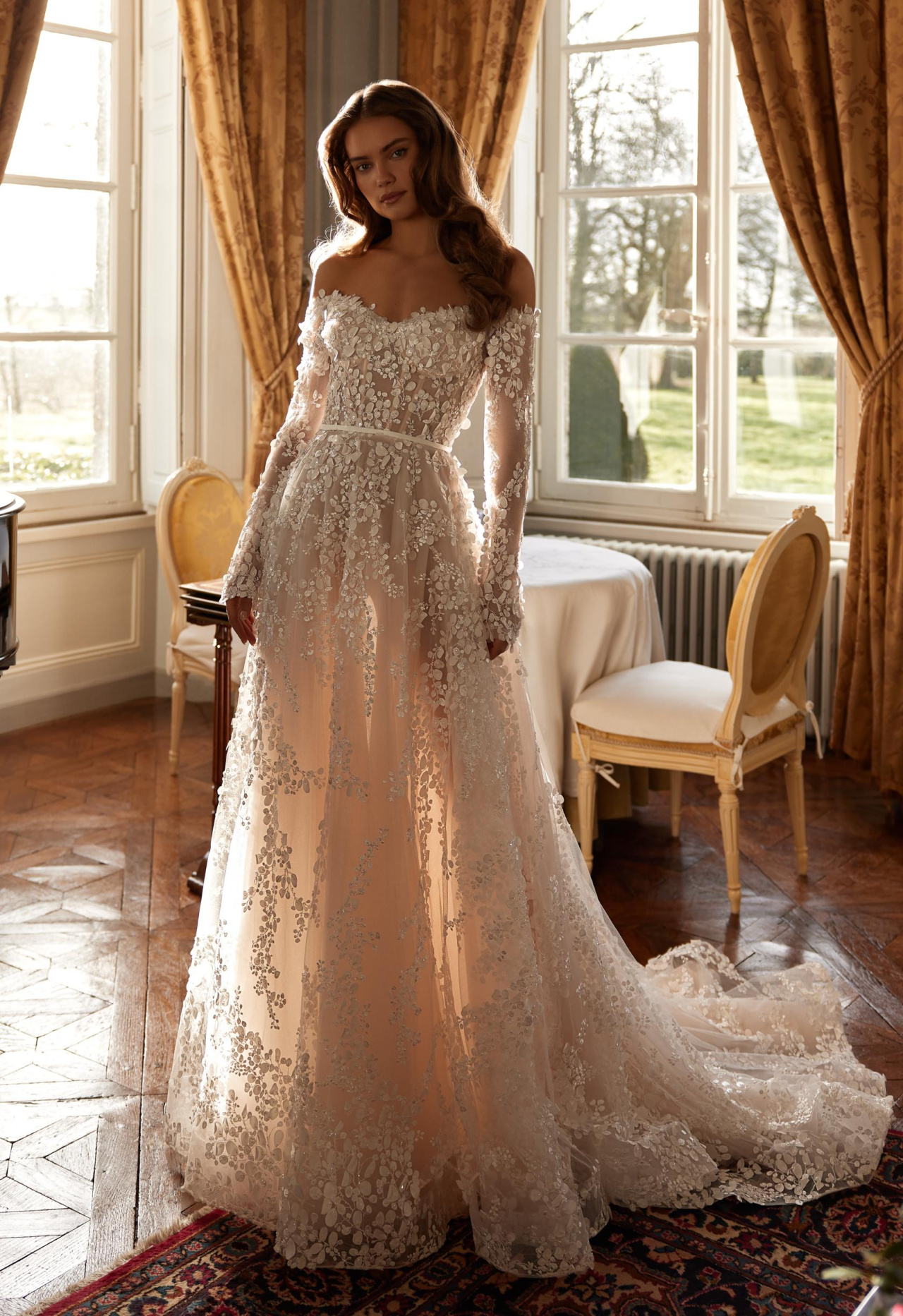 Роскошное свадебное платье с рукавами и открытыми плечами фото