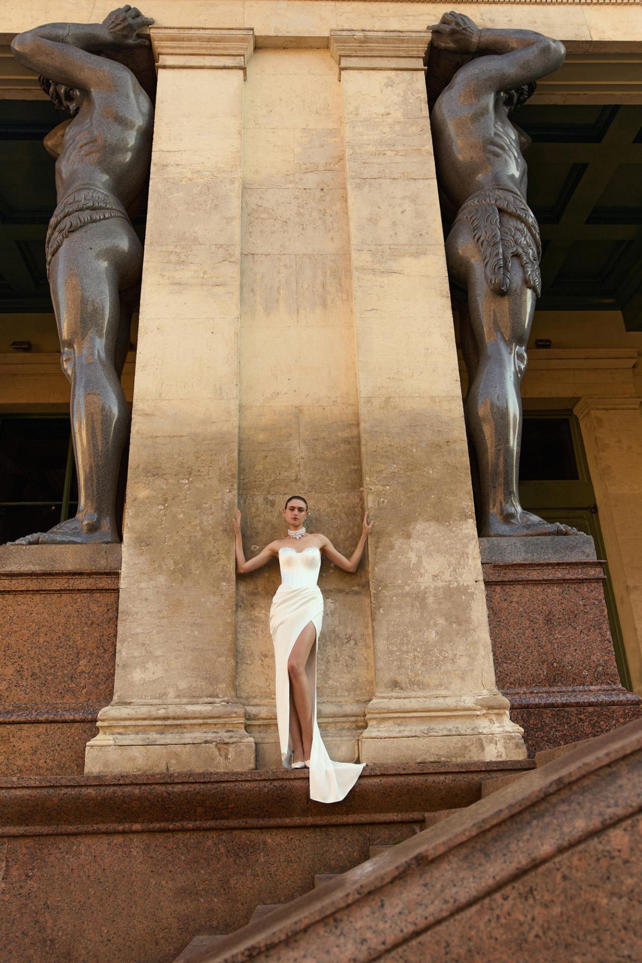 Атласное свадебное платье рыбка с корсетом и разрезом на ноге фото