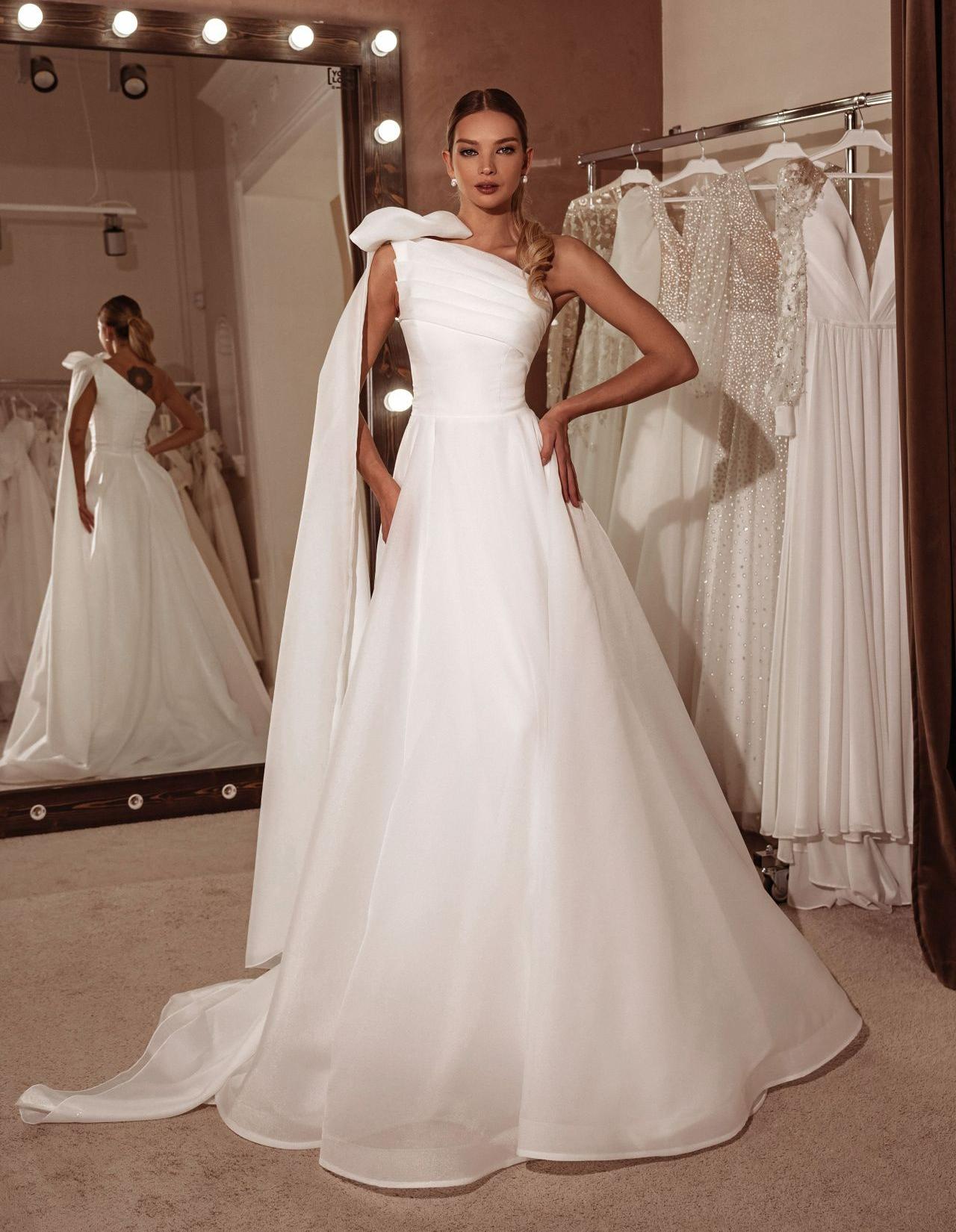 Нежное свадебное платье на одно плечо