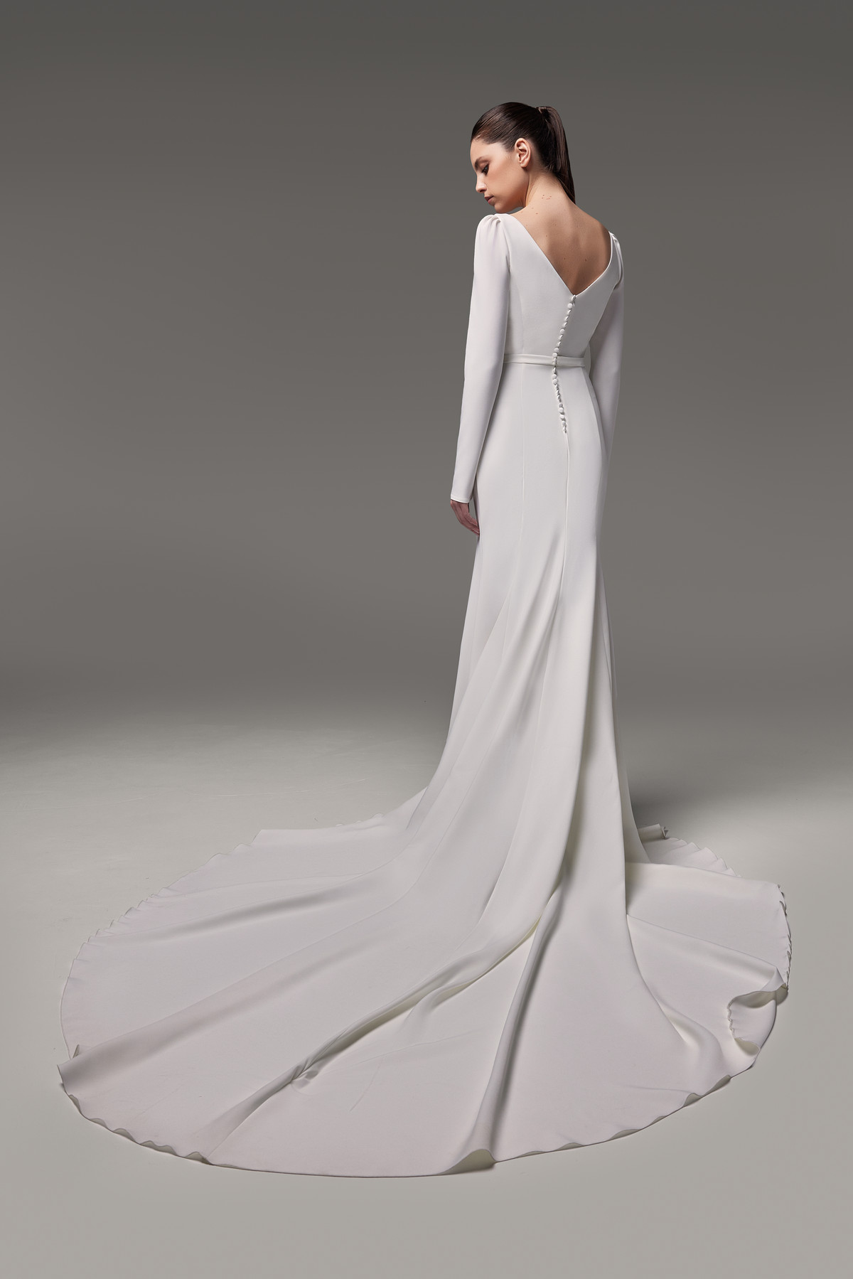 Лаконичное сваебное платье из крепа фото