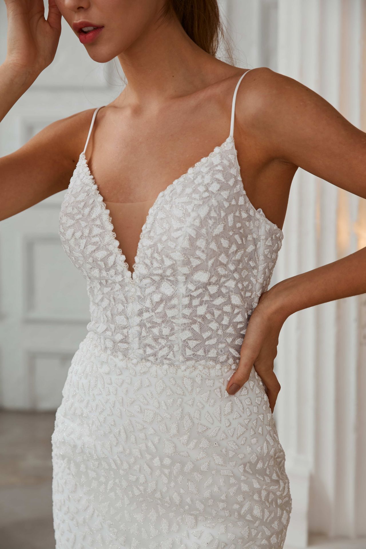 Свадебное платье рыбка на тонких бретелях фото