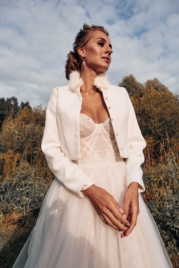 Белый жакет с мехом на воротнике