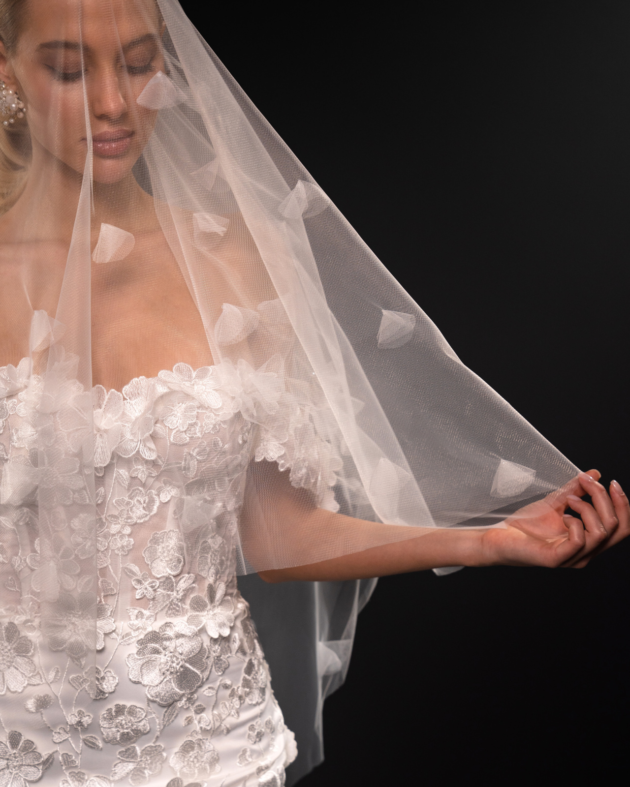 Роскошное свадебное платье с объемным кружевом фото