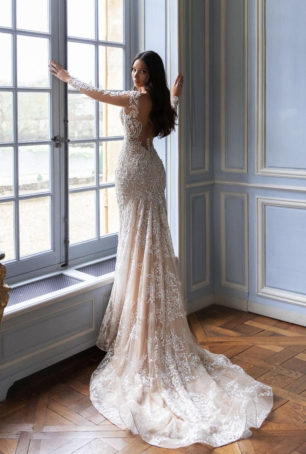 Свадебное платье рыбка с рукавами и открытой спиной фото