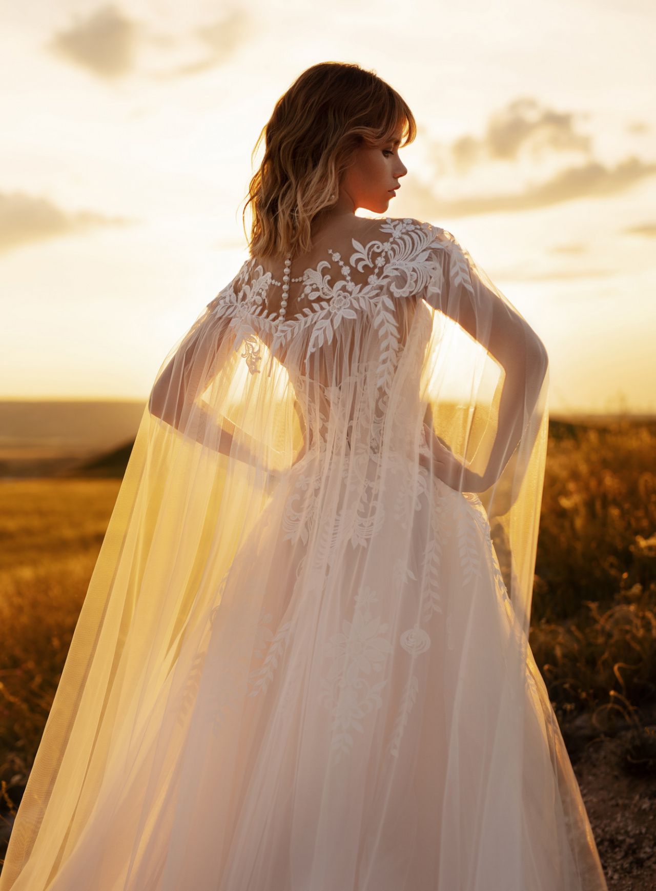 Кружевное свадебное платье с кейпом