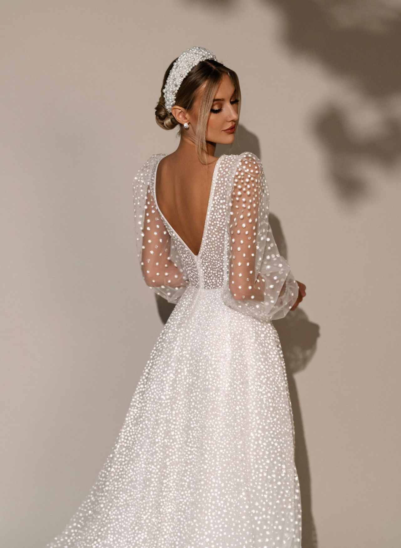 Сверкающее свадебное платье с рукавами и открытой спиной фото