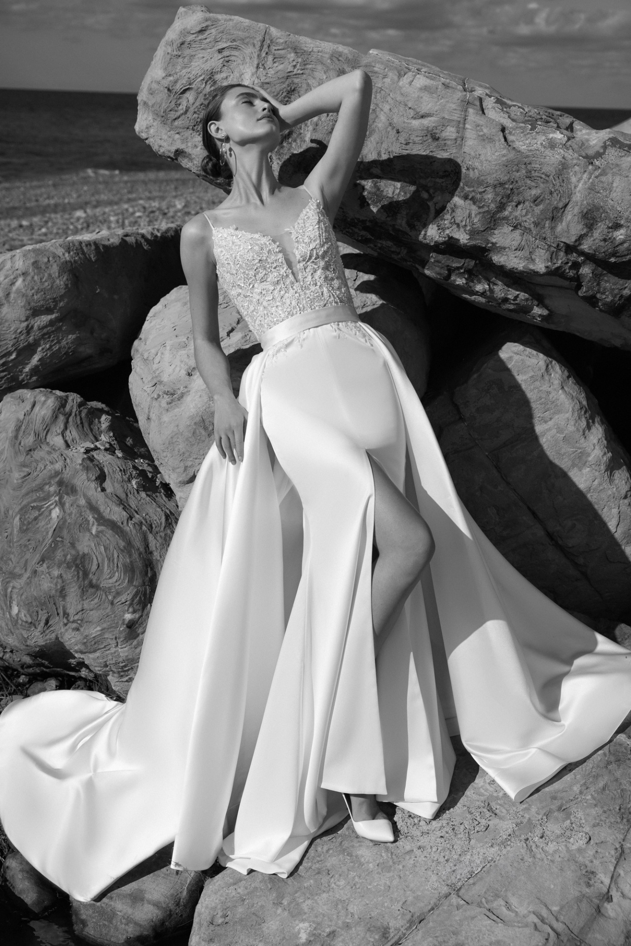 Сваденое платье рыбка с кружевным верхом на тонких бретелях фото