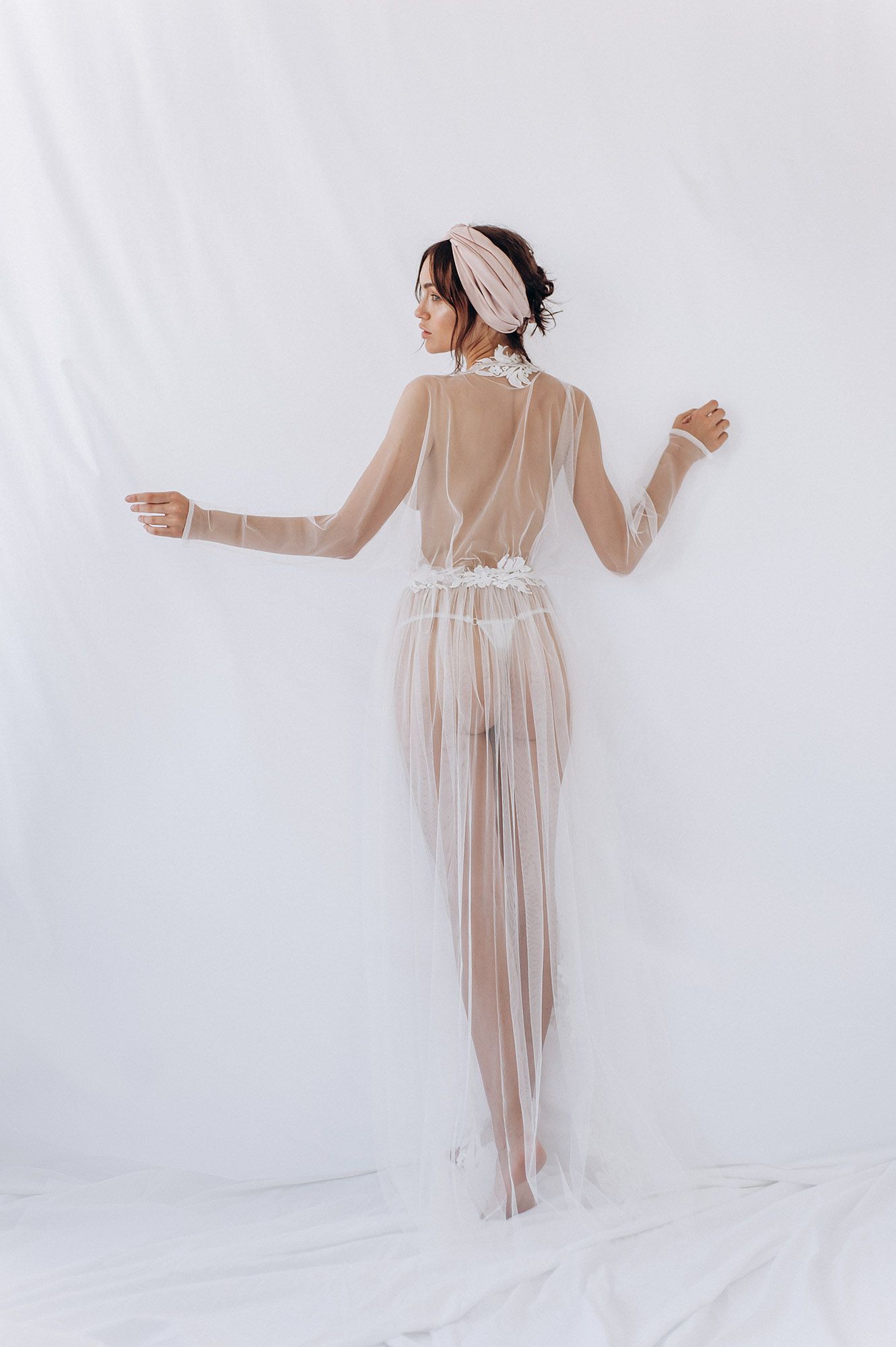 Прозрачный пеньюар с красивым кружевом фото