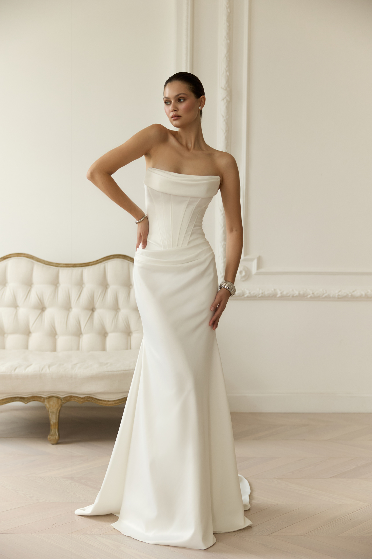 Атласное свадебное платье со съемными жемчужными бретелями фото