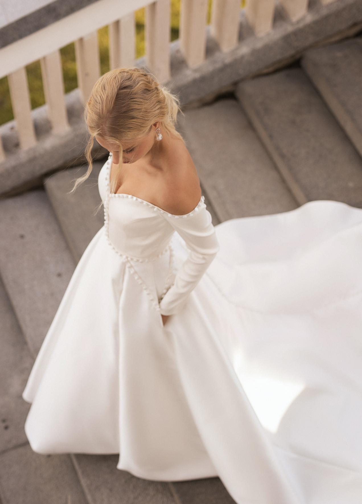 Атласное свадебное платье с рукавами и открытыми плечами фото