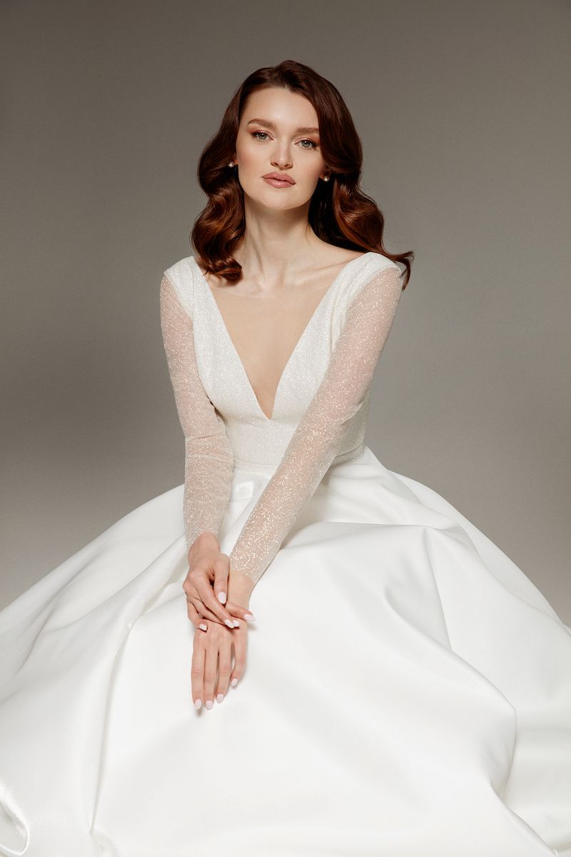 Нежное свадебное платье с блестящим корсетом фото