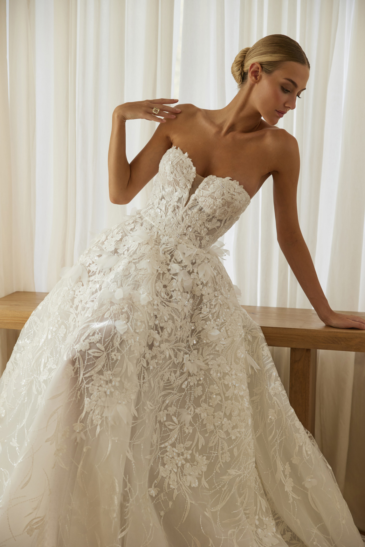 Пышное свадебное платье из роскошного цветочного кружева фото