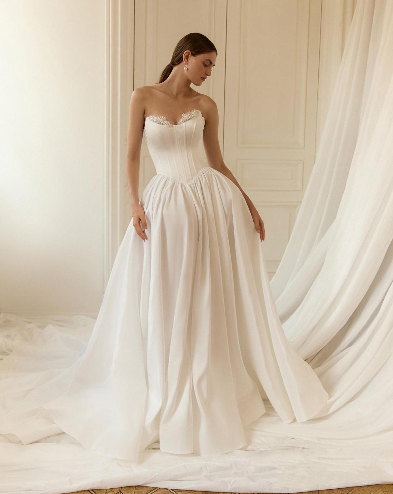 Атласное свадебное платье с фасоном юбки в стиле рококо фото