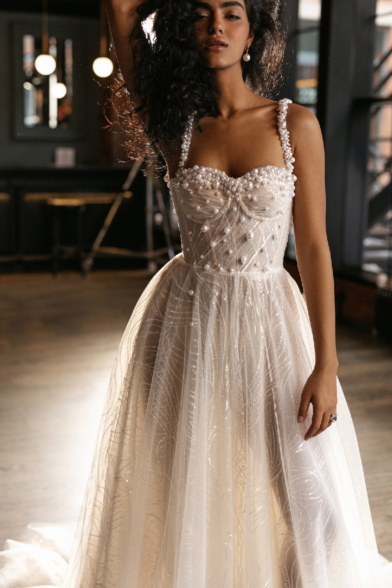 Свадебное платье с крупным жемчугом на корсете фото