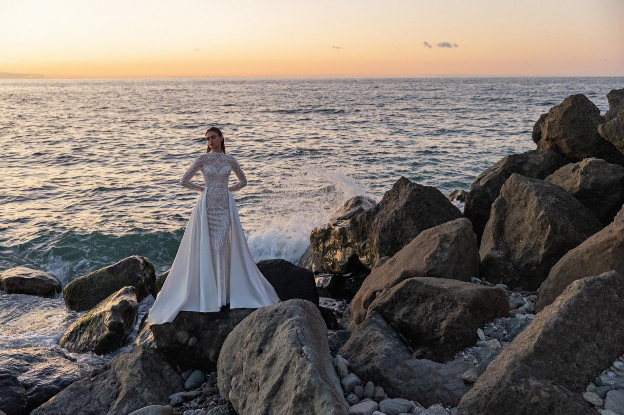Красивое свадебное платье с ручной вышивкой фото