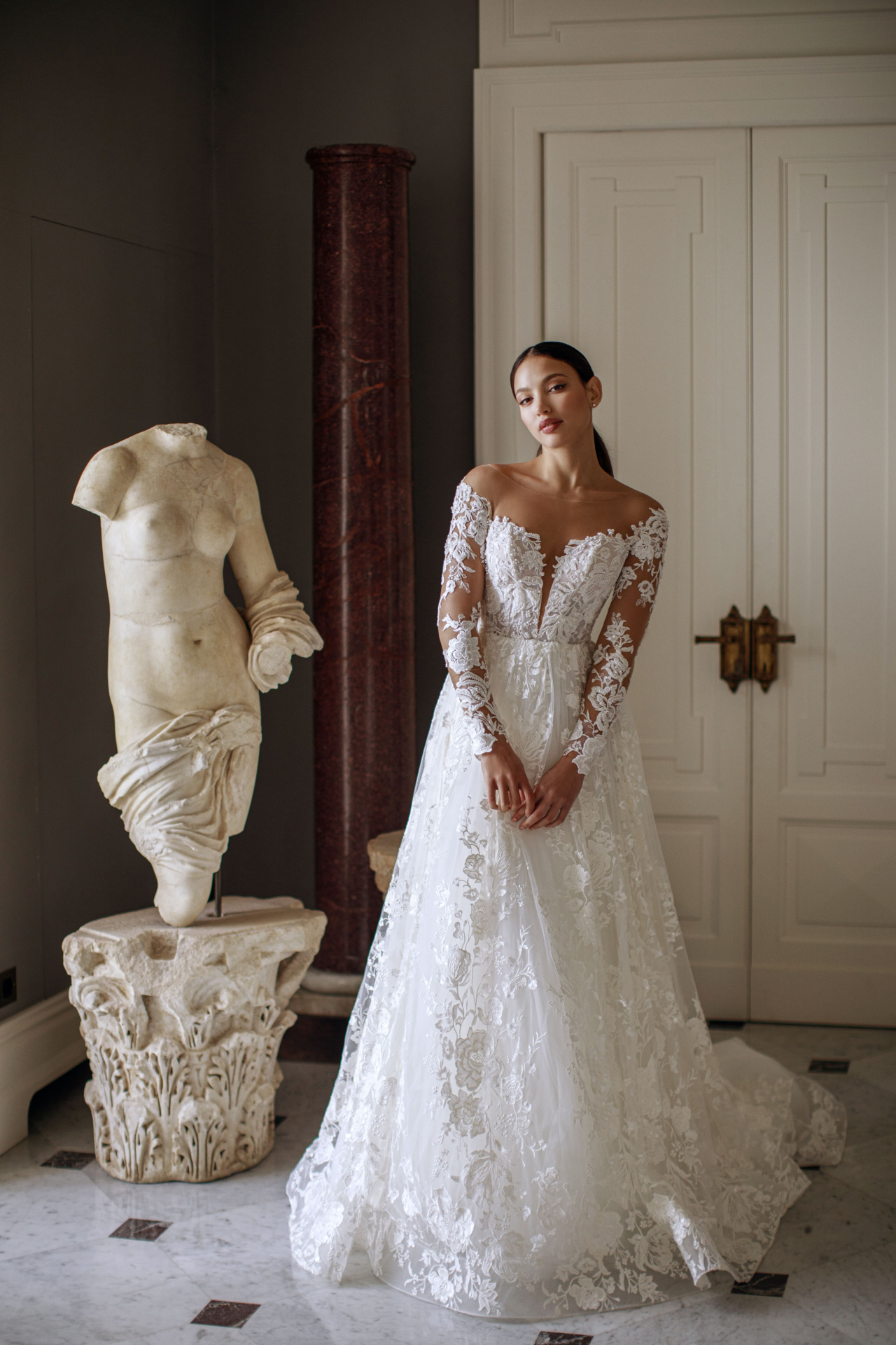 Роскошное кружевное свадебное платье со шлейфом фото