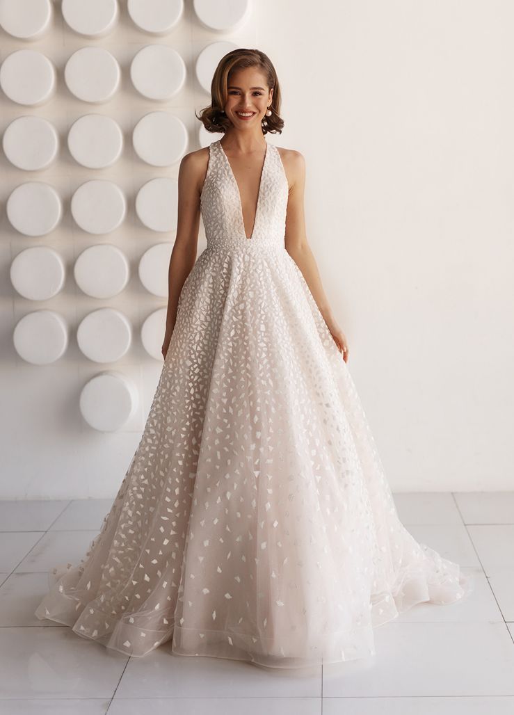 Пудровое свадебное платье с v-вырезом фото