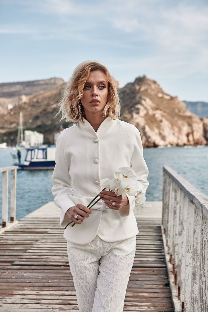 Белый жакет с поясом