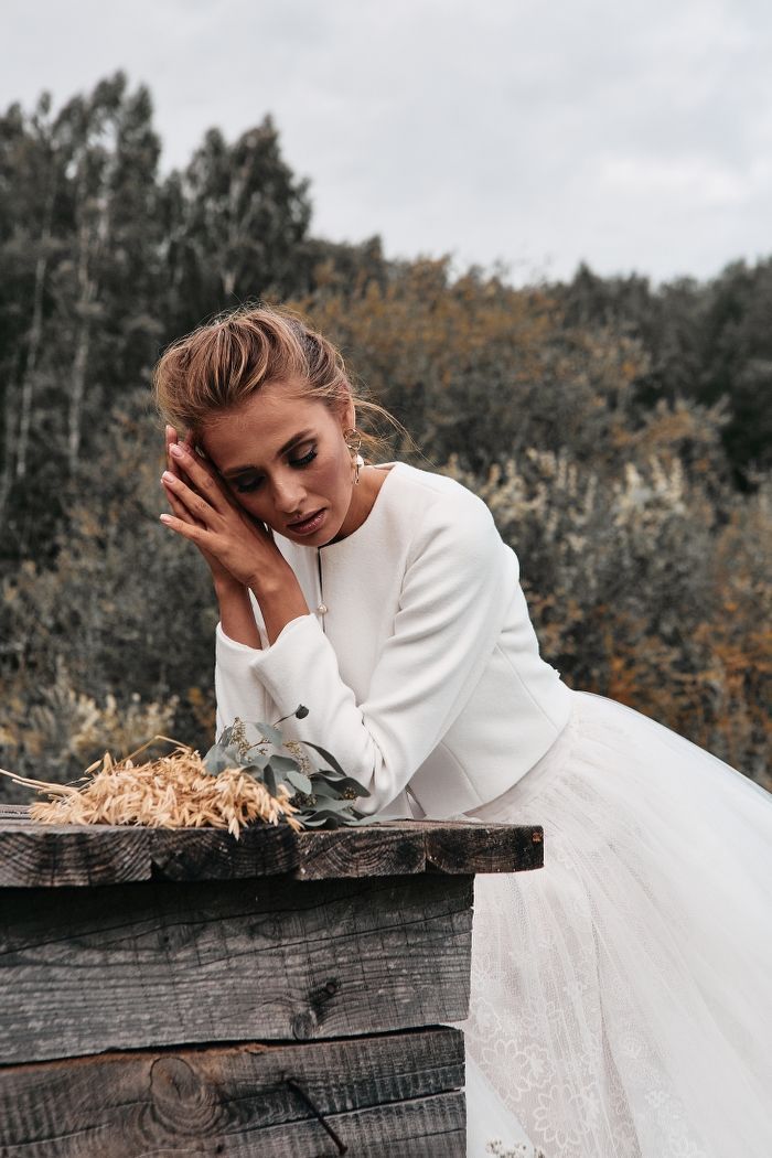 Белый жакет с длинным рукавом