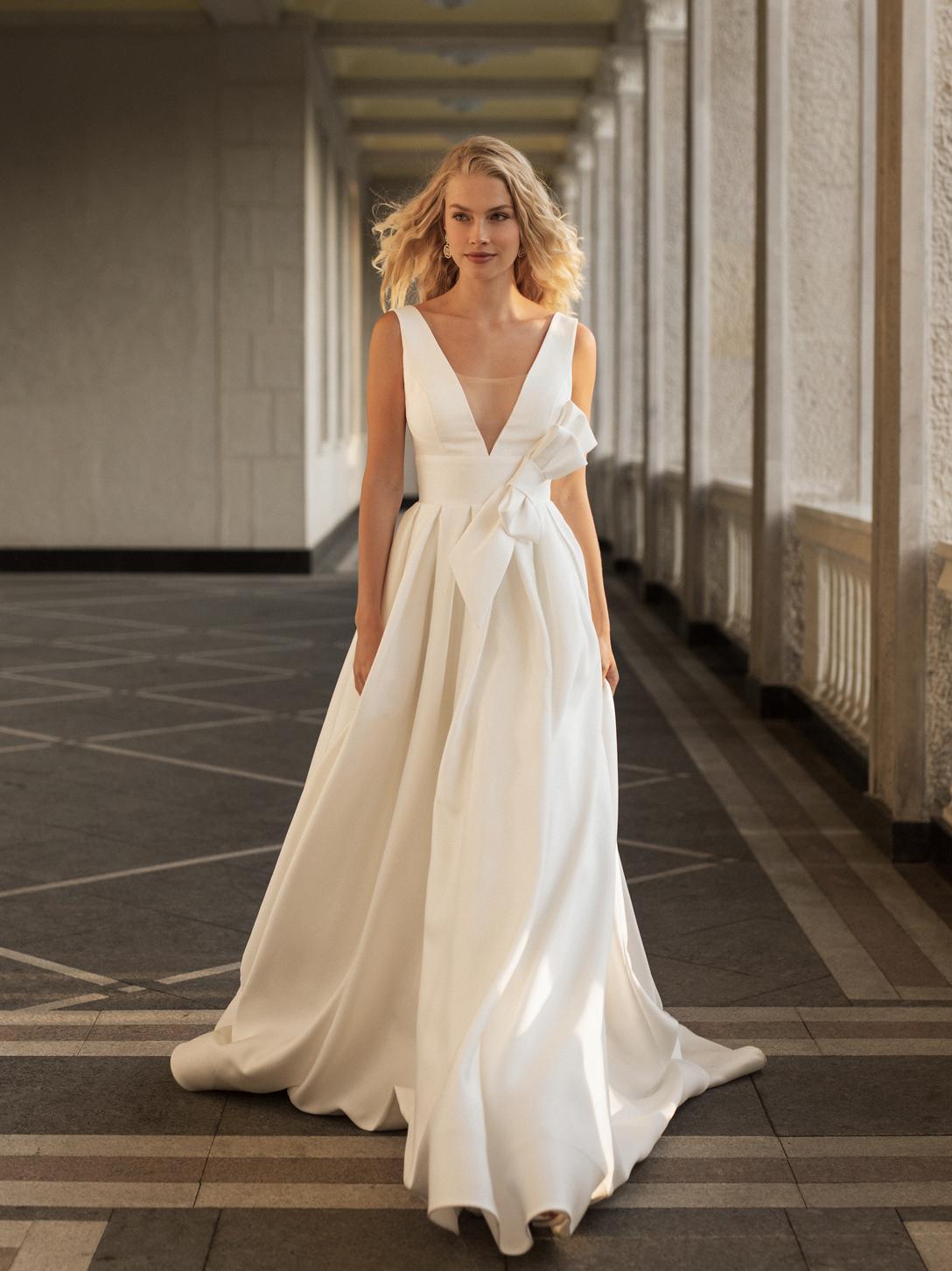 Атласное свадебное платье с бантом фото