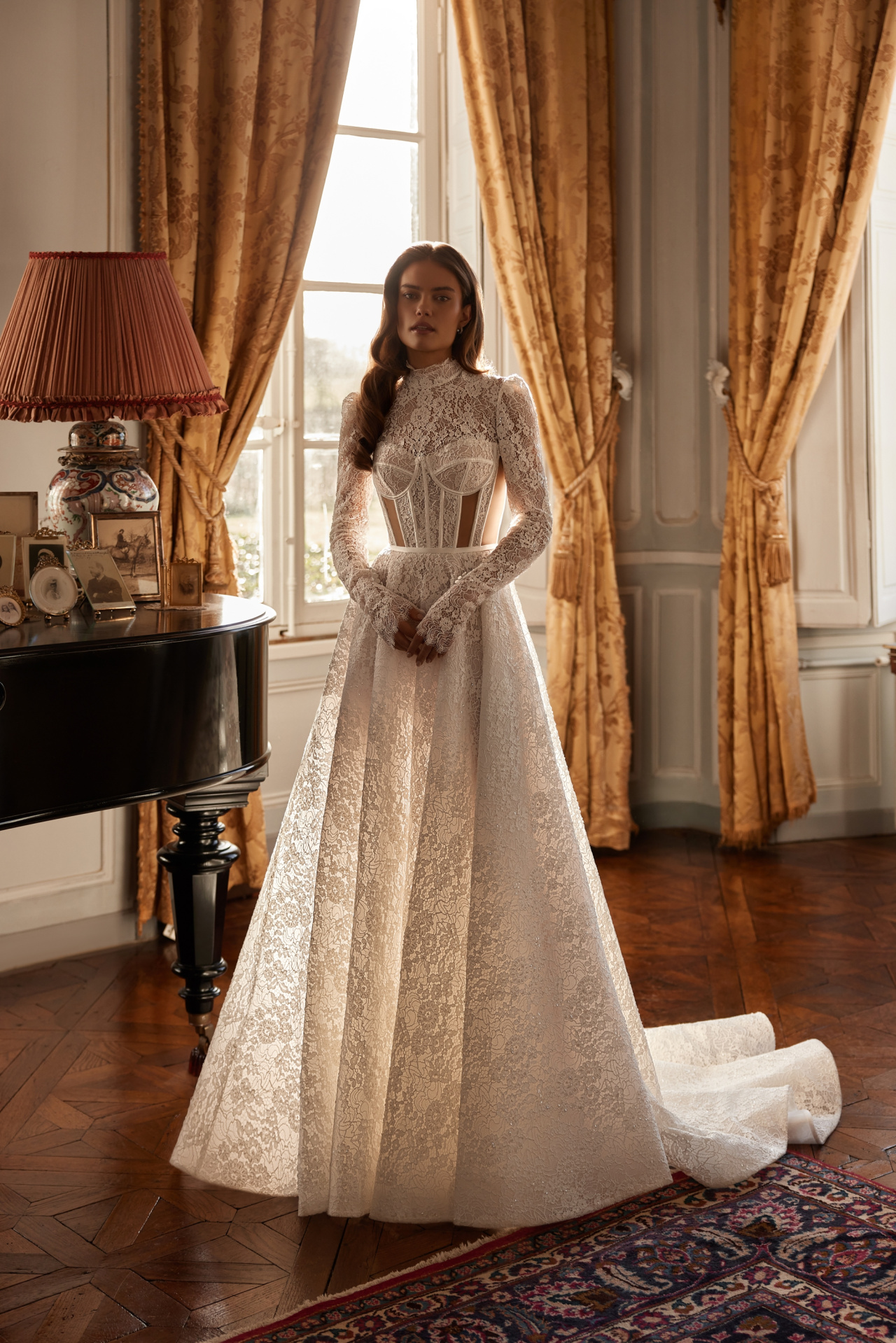 Закрытое кружевное свадебное платье с прозрасными вставками на корсете фото