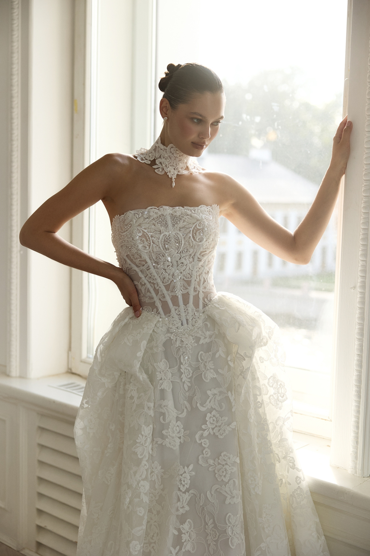 Роскошное кружевное свадебное платье с чокером фото