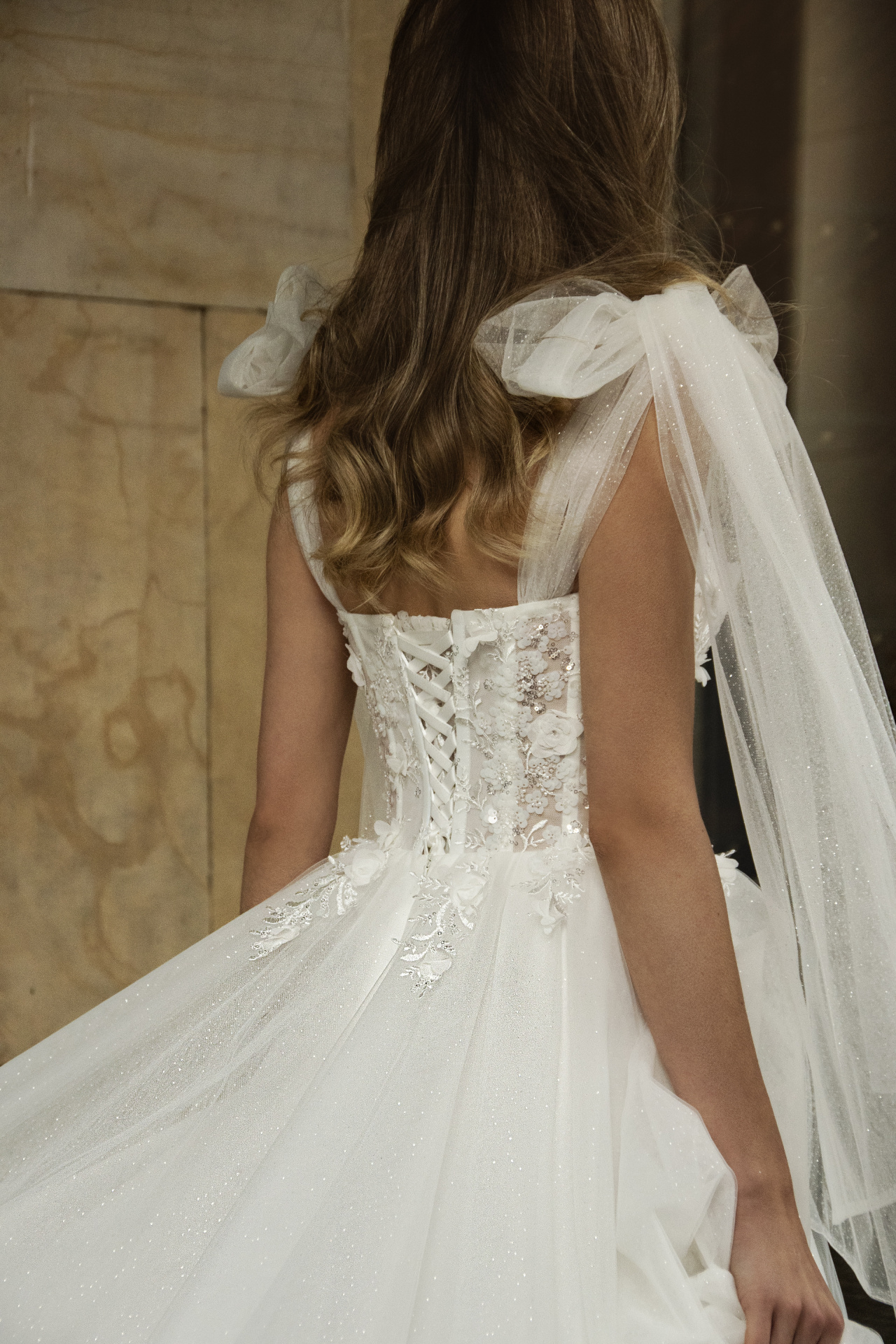 Нежное свадебное платье с бантами на плечах фото