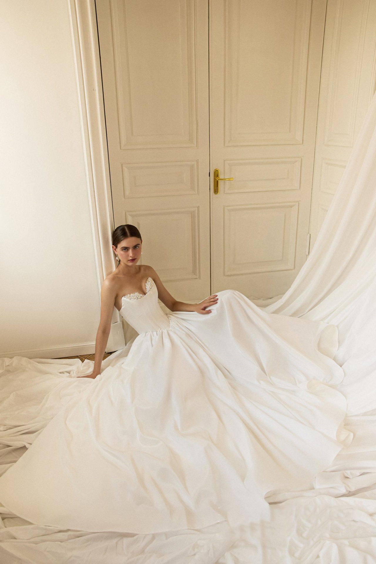 Атласное свадебное платье с фасоном юбки в стиле рококо фото