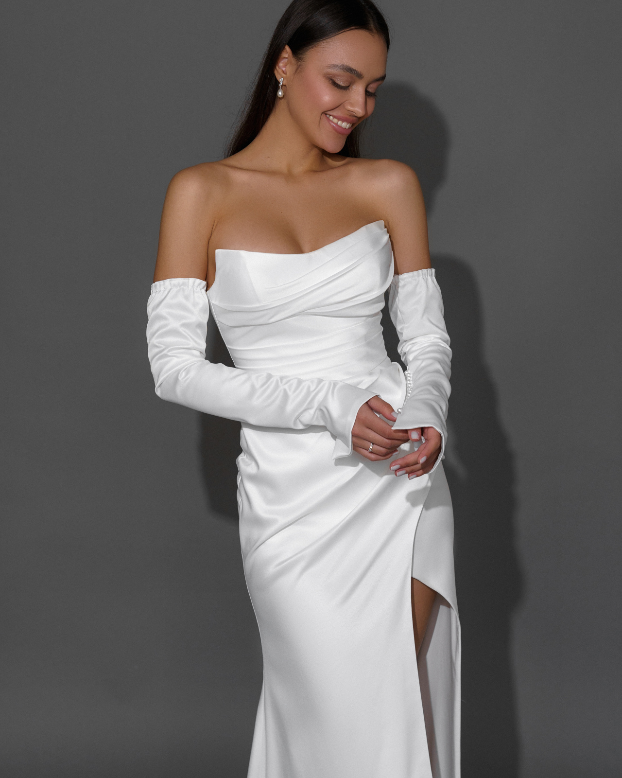 Атласное свадебное платья русалка с разрезом от бедра фото