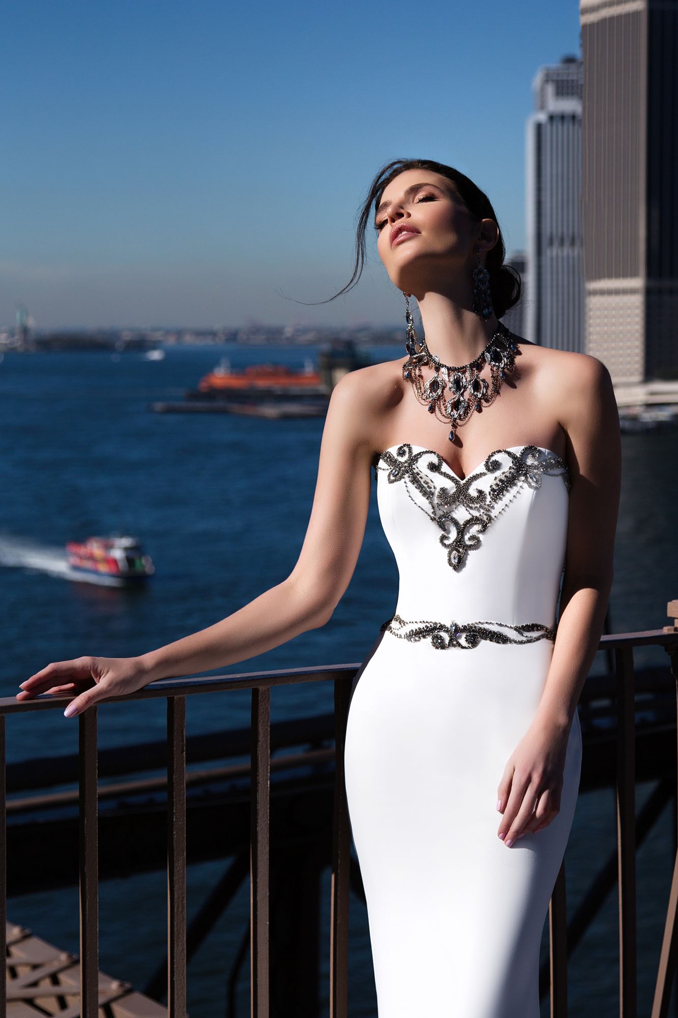 Роскошное колье и серьги с камнями фото