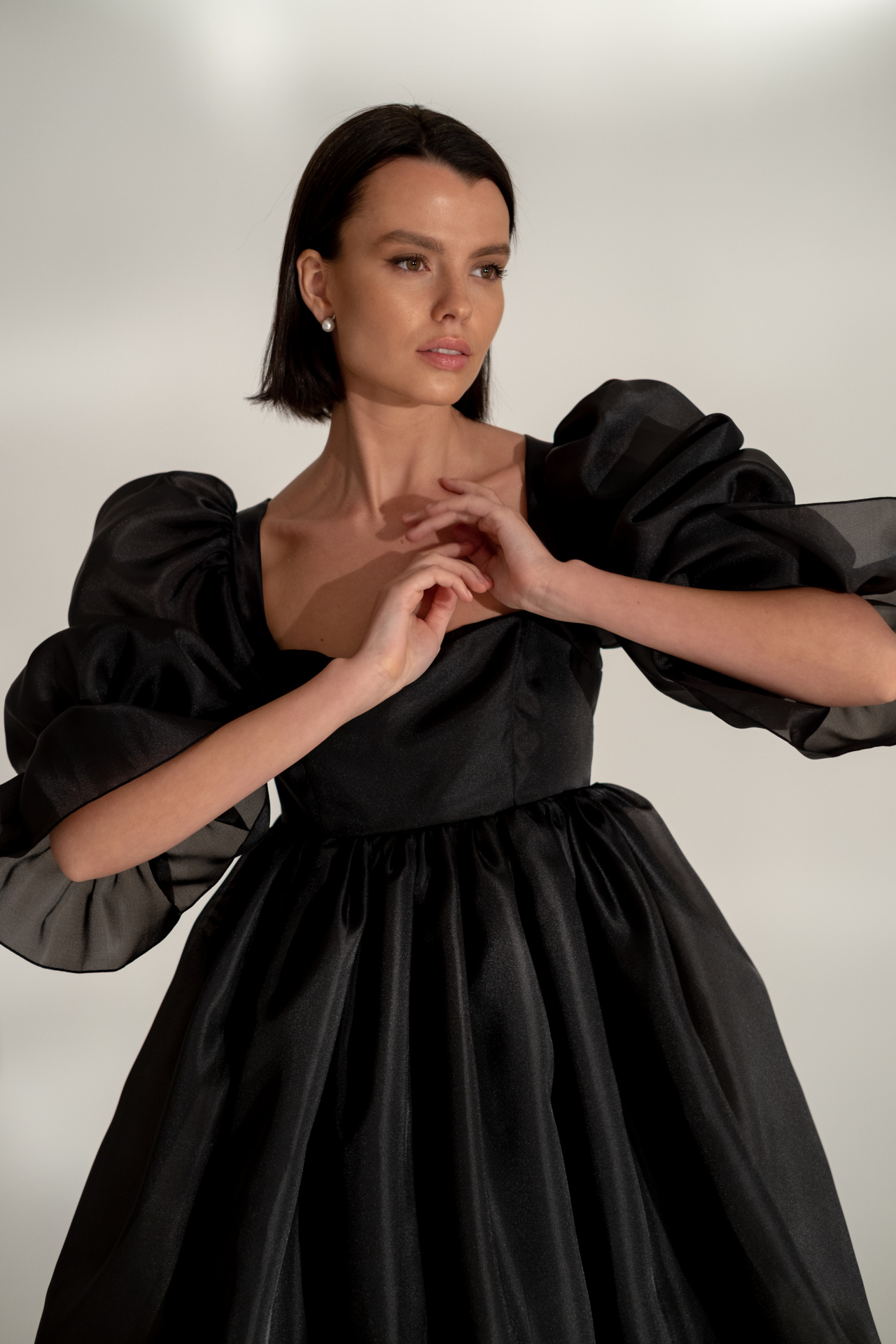 Короткое чёрное платье с объемными рукавами фото