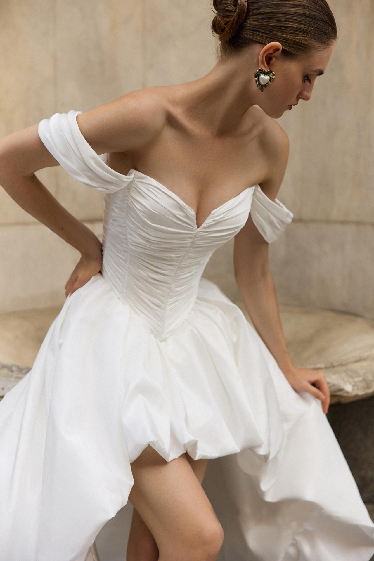 Короткое свадебное платье из тафты со шлейфом фото