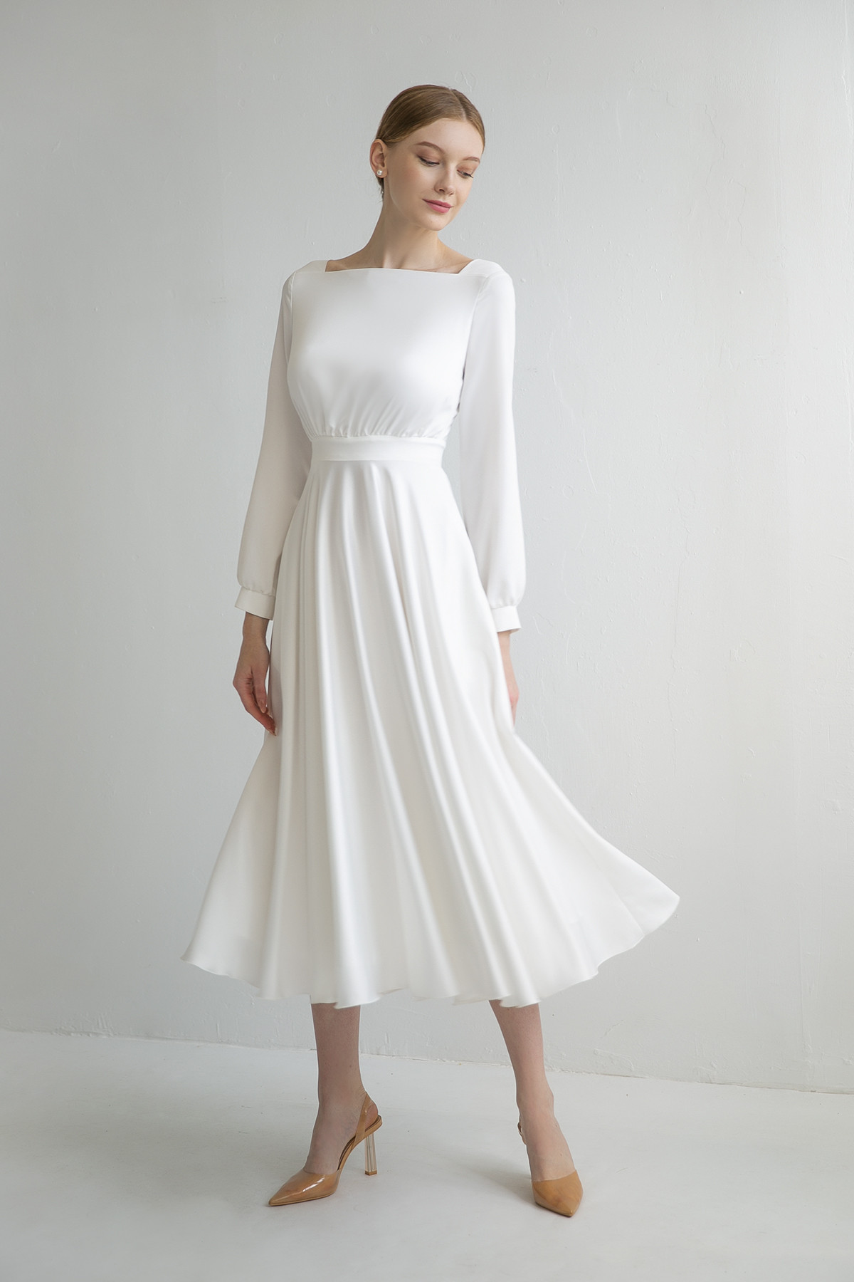 Щёлковое свадебное платье миди с рукавами фото