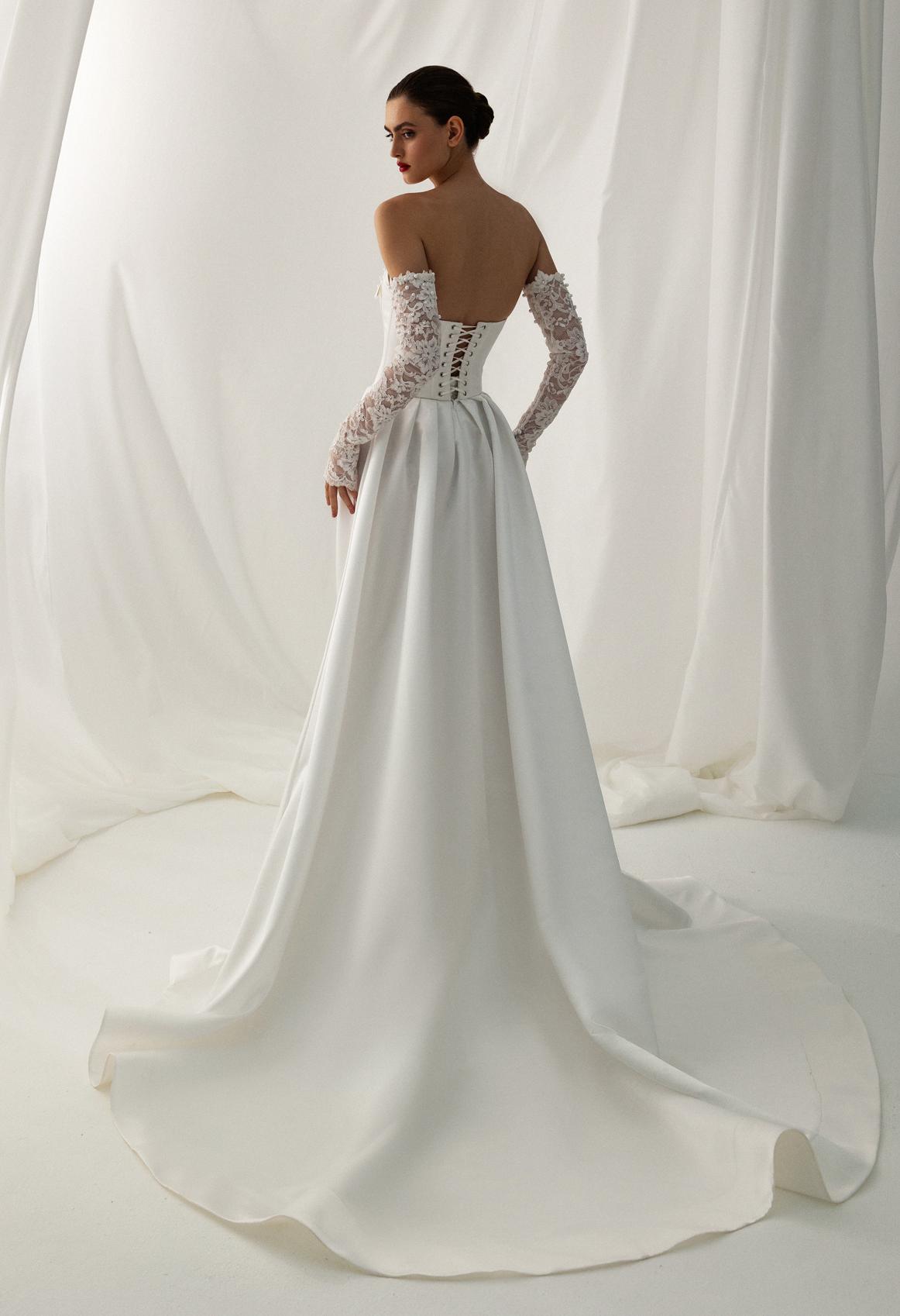 Стильный свадебный комплект с атласным корсетом и кружевной юбкой фото