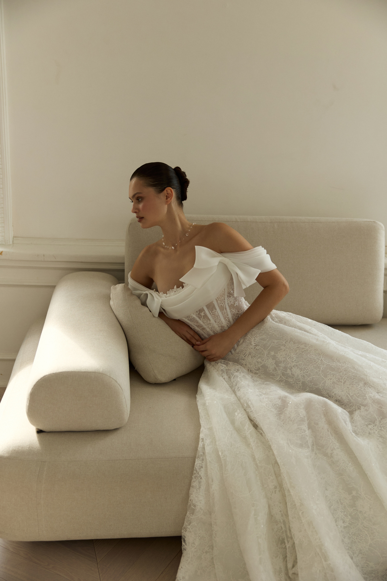 Кружевное свадбеное платье с открытыми плечами фото